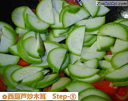 西葫芦炒木耳做法第五步骤