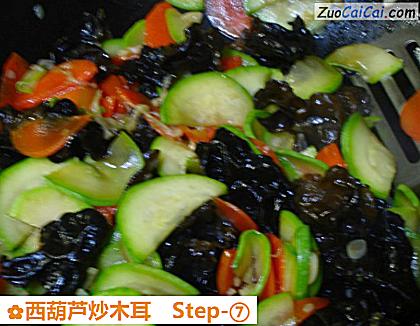 西葫芦炒木耳做法第七步骤