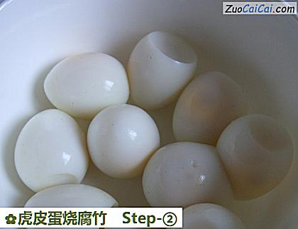 虎皮蛋烧腐竹做法第二步骤
