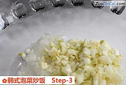 韩式泡菜炒饭做法第三步骤