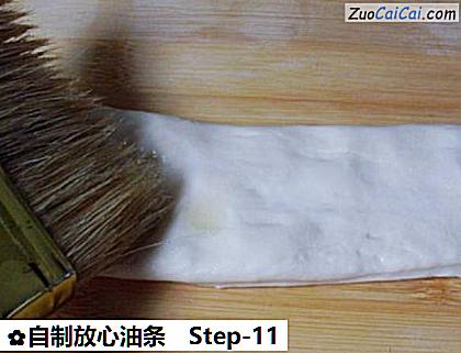 自制放心油条做法第十一步骤