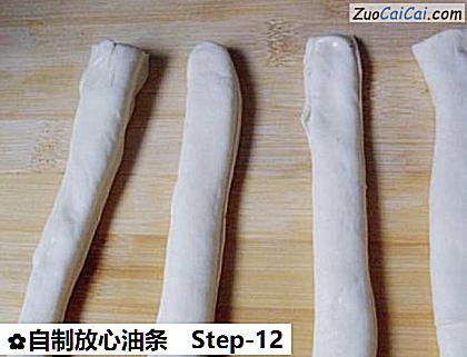 自制放心油条做法第十二步骤