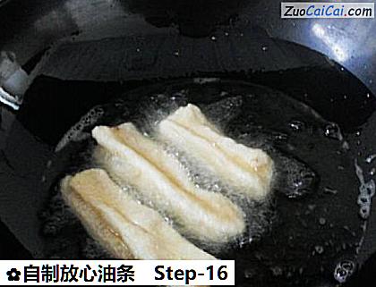 自制放心油条做法第十六步骤