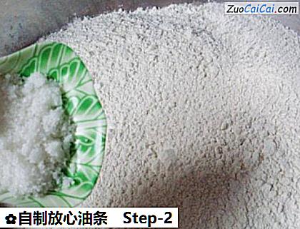 自制放心油条做法第二步骤