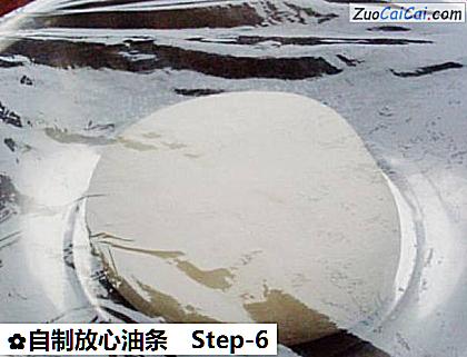 自制放心油条做法第六步骤