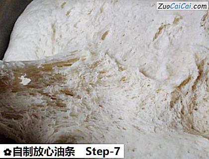 自制放心油条做法第七步骤