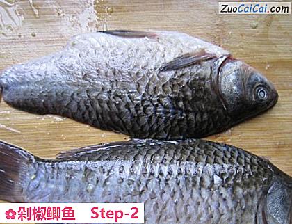 剁椒鲫鱼做法第二步骤