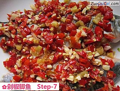 剁椒鲫鱼做法第七步骤