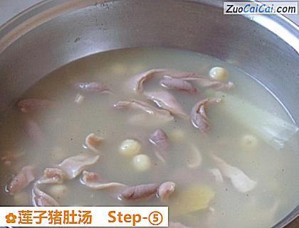 莲子猪肚汤做法第五步骤