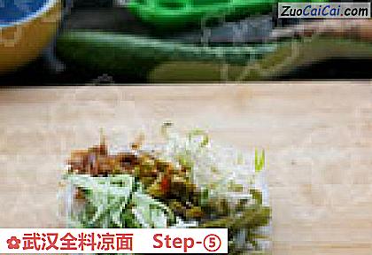 武汉全料凉面做法第五步骤