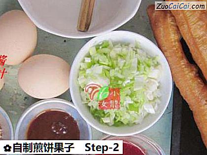 自制煎饼果子做法第二步骤