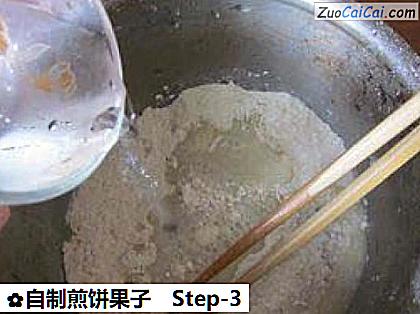 自制煎饼果子做法第三步骤