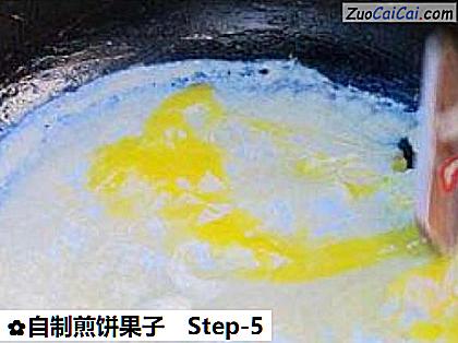 自制煎饼果子做法第五步骤