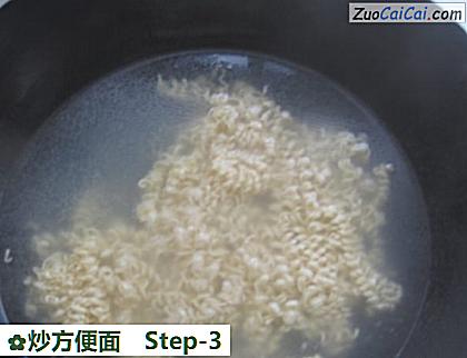 炒方便面做法第三步骤