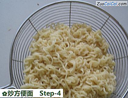 炒方便面做法第四步骤