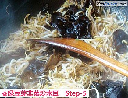 绿豆芽韭菜炒木耳做法第五步骤
