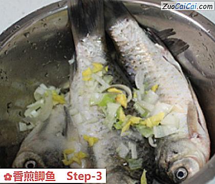 香煎鲫鱼做法第三步骤