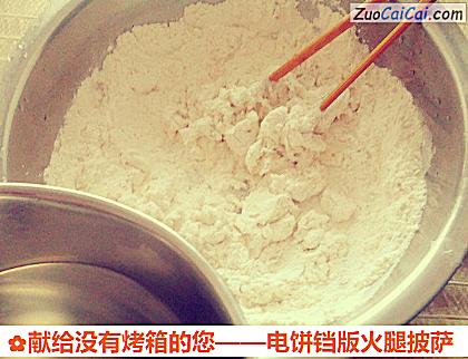 电饼铛版火腿披萨做法第三步骤