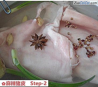麻辣猪皮做法第二步骤