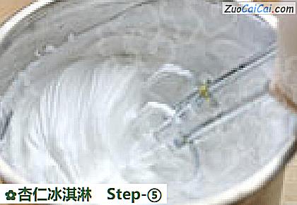 杏仁冰淇淋做法第五步骤