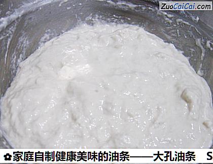 家庭自制健康美味的油条做法第二步骤