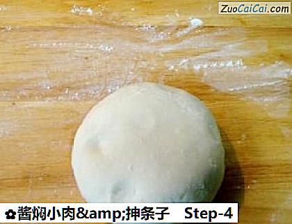 酱焖小肉&抻条子做法第四步骤