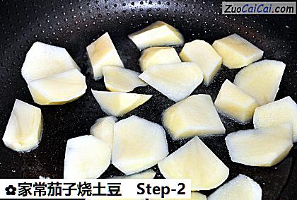 家常茄子烧土豆做法第二步骤