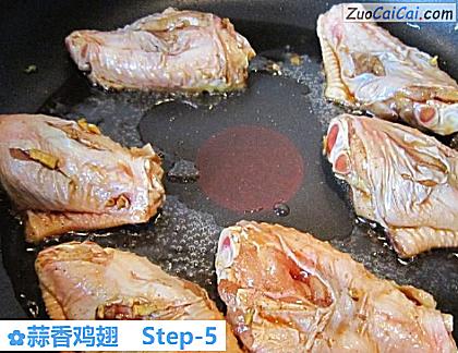 蒜香鸡翅做法第五步骤