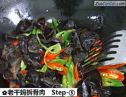 老干妈拆骨肉做法第五步骤