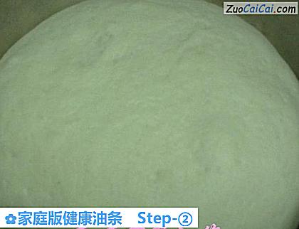 家庭版健康油条做法第二步骤