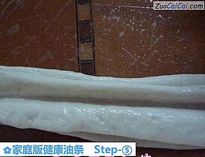 家庭版健康油条做法第五步骤