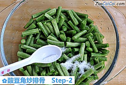 酸豆角炒排骨做法第二步骤