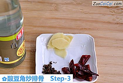 酸豆角炒排骨做法第三步骤