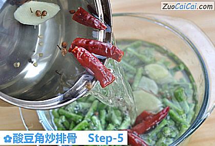 酸豆角炒排骨做法第五步骤