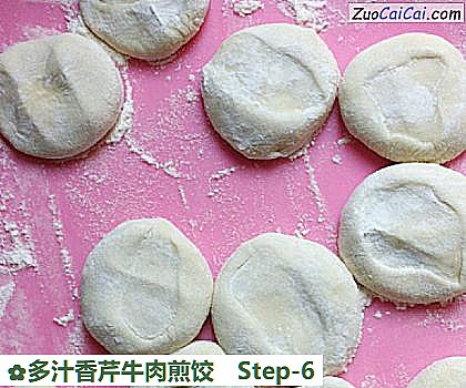 多汁香芹牛肉煎饺做法第六步骤