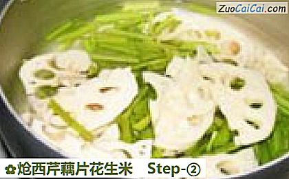 炝西芹藕片花生米做法第二步骤
