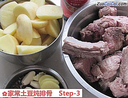 家常土豆炖排骨做法第三步骤