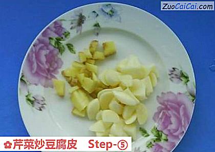 芹菜炒豆腐皮做法第五步骤