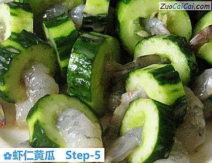 虾仁黄瓜做法第五步骤