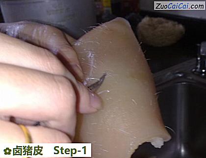 卤猪皮做法第一步骤