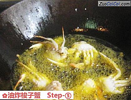 油炸梭子蟹做法第五步骤