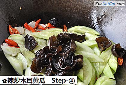 辣炒木耳黄瓜做法第四步骤