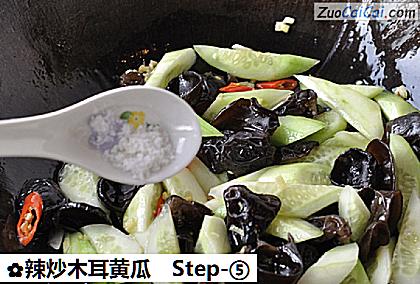 辣炒木耳黄瓜做法第五步骤