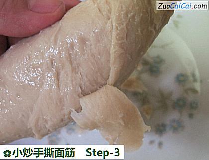 小炒手撕面筋做法第三步骤