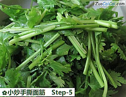 小炒手撕面筋做法第五步骤