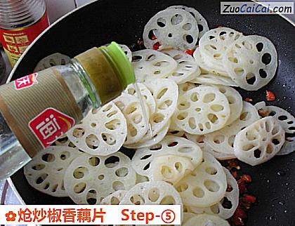 炝炒椒香藕片做法第五步骤