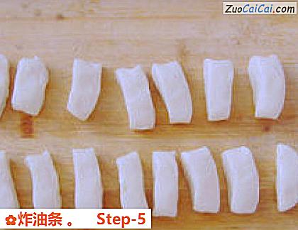 炸油条做法第五步骤