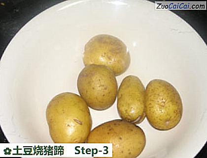 土豆烧猪蹄做法第三步骤