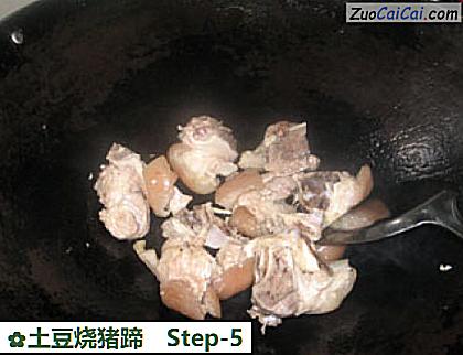 土豆烧猪蹄做法第五步骤