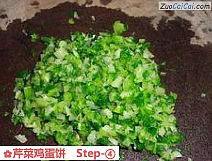 芹菜鸡蛋饼做法第四步骤